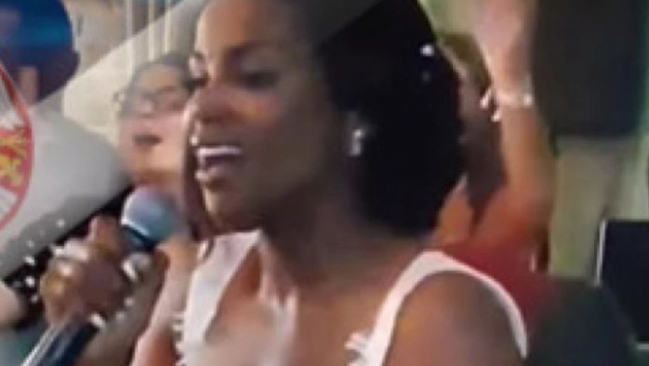 Crnkinja peva na svadbi