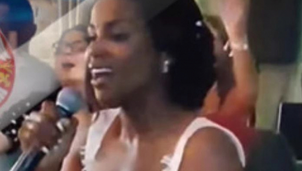 Crnkinja peva na svadbi