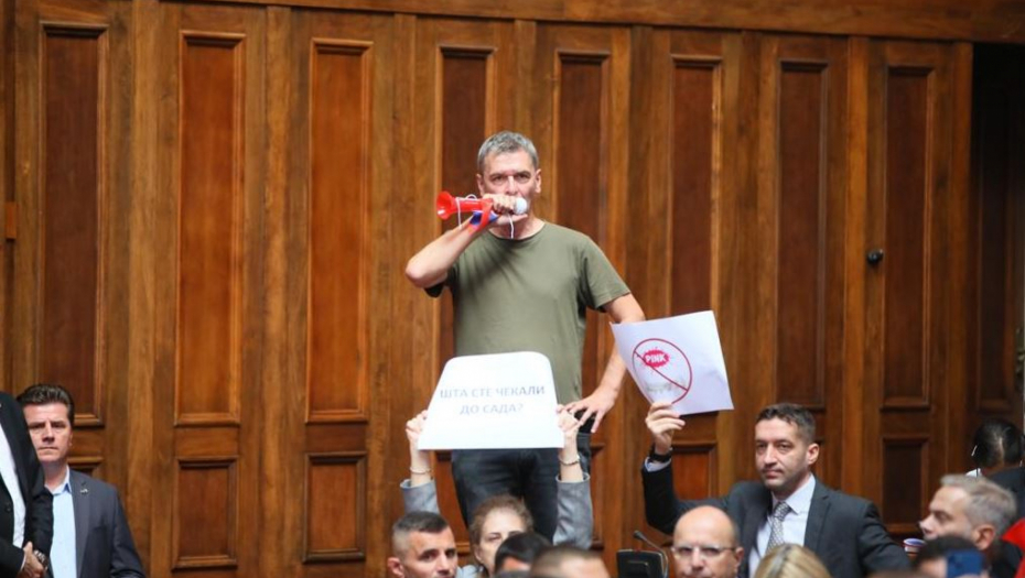 Opozicija blokira parlament