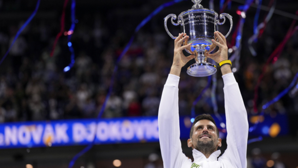 Novak Đoković sa peharom US Opena