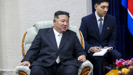 Severnokorejski lider Kim Džong Un, na vlasti od 2011. godine, često je kritikovan zbog surovih mera prema sopstvenim građanima i brojnih kršenja ljudskih prava