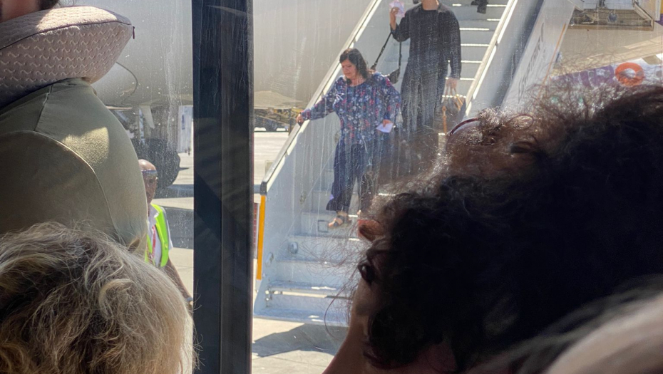 Porodica Adaktar na aerodromu