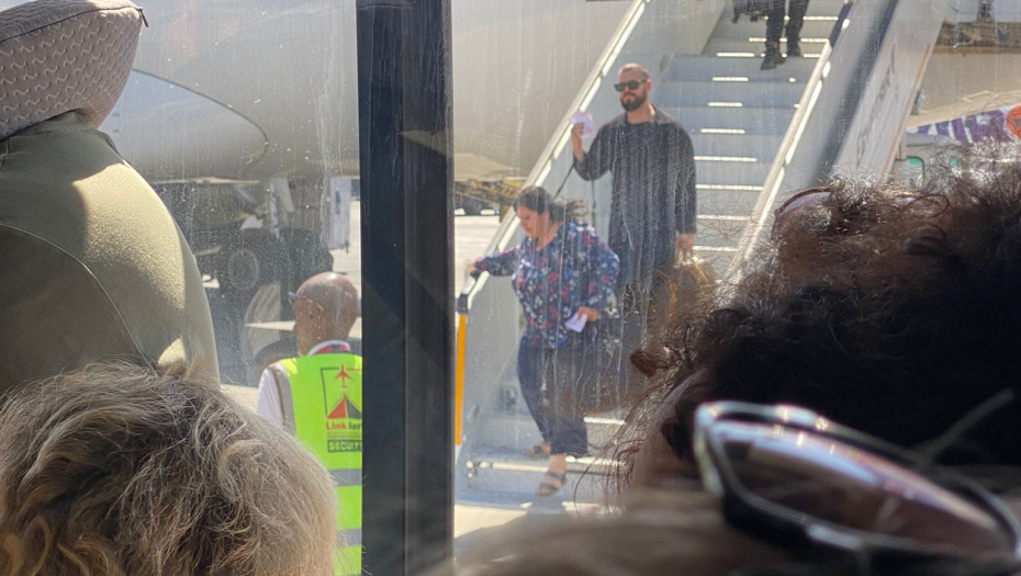 Porodica Adaktar na aerodromu