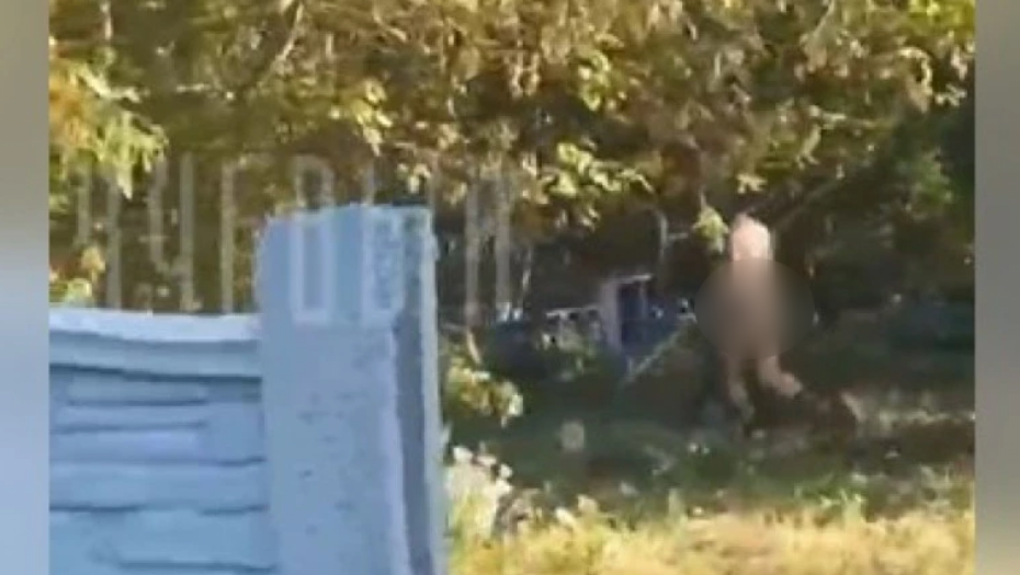 Muškarac nag na groblju