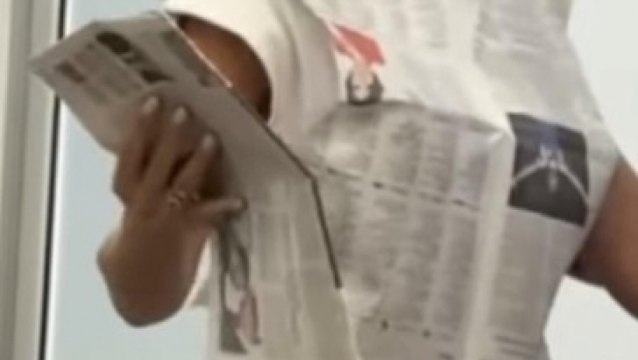 Bojana nalepila na sebe novine i čestitala kolegi rođendan