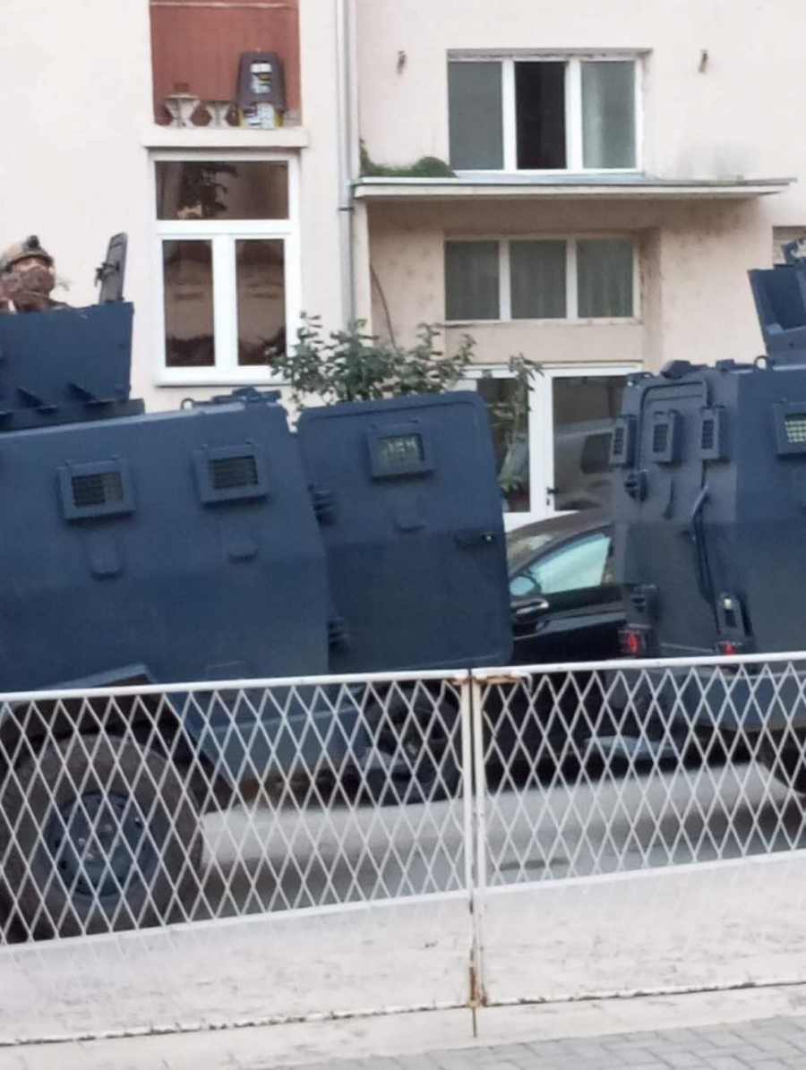 S prstom na obaracu ispred vrtica Danica Jaramaz u kosovskoj Mitrovici