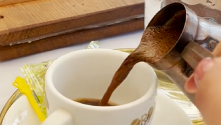 „Starbaks” je u Kini pustio u prodaju kafu s ukusom svinjetine, a povodom nedavne proslave kineske Nove godine. Navodno je zanimljivog ukusa koji se zasniva na tradicionalno pripremljenom mesu dongpo koje se pravi tako što se prvo zaprži, a onda dinsta, piše „Agroklub”.