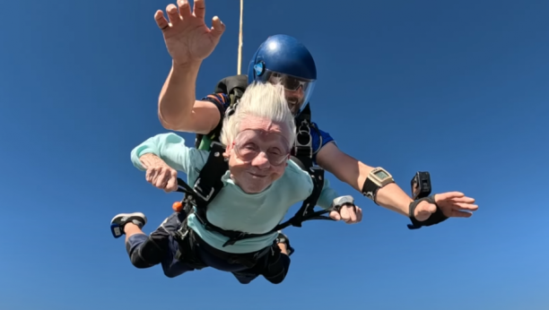 skočila padobranom u 104 godini