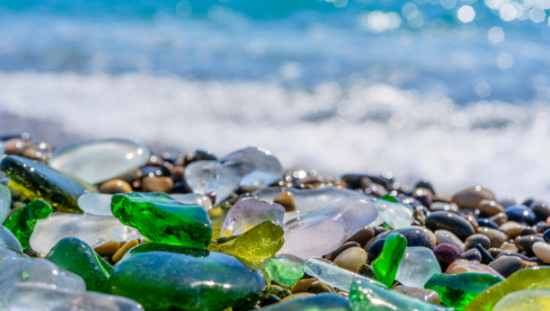 Stakleni kamenčići na plaži