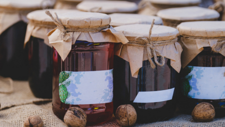Koliko puta ste poželeli da ponovo iskoristite staklene tegle od džema, meda ili kiselih krastavaca za domaću zimnicu, ali ste odustali jer se nalepnice nisu skidale lako?