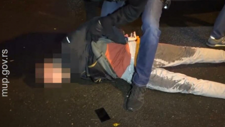 Policija u Zemunu donela je, po nalogu javnog tužioca u Beogradu, rešenje o zadržavanju D. M. (46) koji se sumnjiči da je 6. septembra na parkingu između stambenih zgrada na teritoriji opštine Zemun prišao sa leđa M. S. (73) i sa vrata joj otrgao zlatni lanac i pobegao.