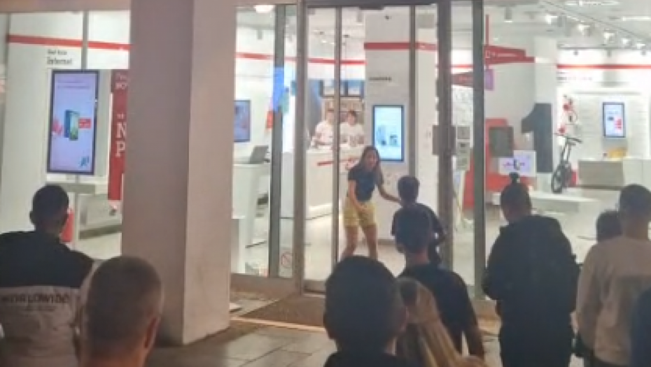 Devojka demolira radnju