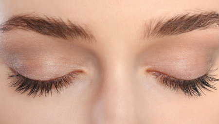 Mnoge žene se suočavaju sa opadanjem trepavica i obrva, posebno zbog svakodnevnog šminkanja, agresivnog skidanja maskare i stresa