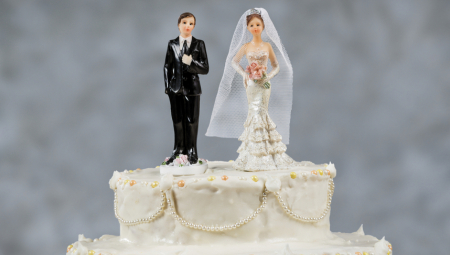 Posle tradicionalnog plesa, uneta je impozantna torta na čak 10 spratova