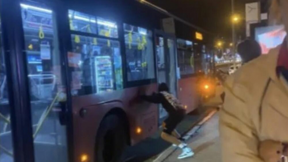 deca napadaju autobus