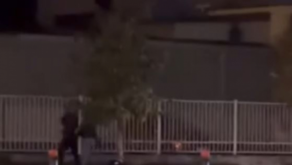 Čovek skače na sve četiri