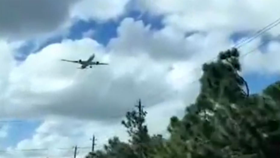 avion nepomičan u sad