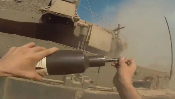 hamasovac postavlja bombu na tenk