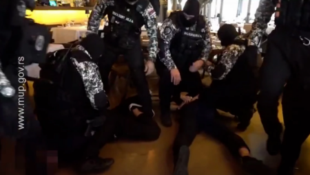 Privedeni M.V. je Miljan Vidović Hofman, a oštećeni je Dejan Vuksanović, na koga je ranije pucano u kafiću u isto stambenom kompleksu.