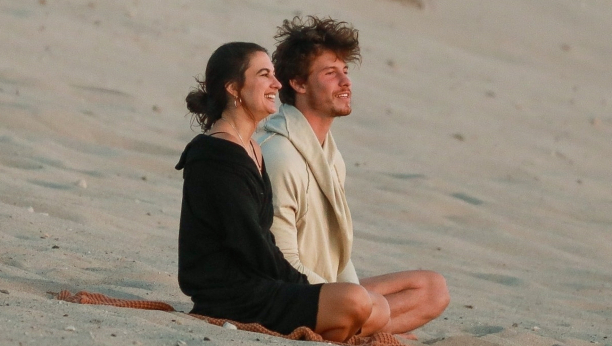 Šon Mendes sa devojkom