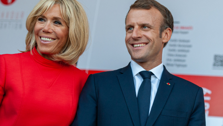 Kada se u ponedeljak ujutru pojavio snimak na kojem Brižit Makron izgleda kao da silovito odguruje lice svog muža, francuskog predsednika Emanuela Makrona, dok su stizali u Vijetnam, taj šokantni trenutak bio je samo najnoviji u nizu kontroverzi koje prate njihov odnos