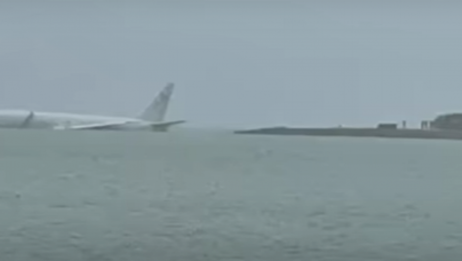 Avion promašio pistu