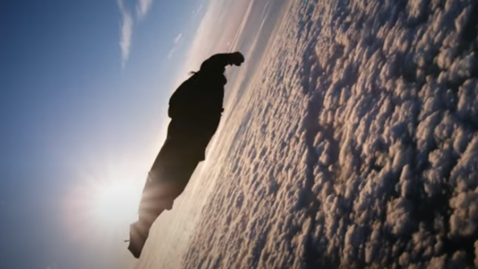 Padobranac u odelu za letenje