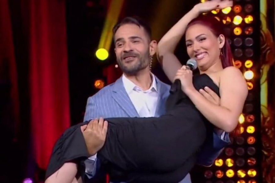 Voditelj zgrabio takmičarku