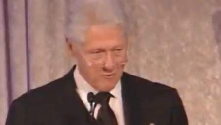 Klintonova poruka osuđenom pedofilu Džefriju Epstinu izazvala šok: „Sačuvaj dečačku radoznalost“. Tramp ostavio crtež nage žene.