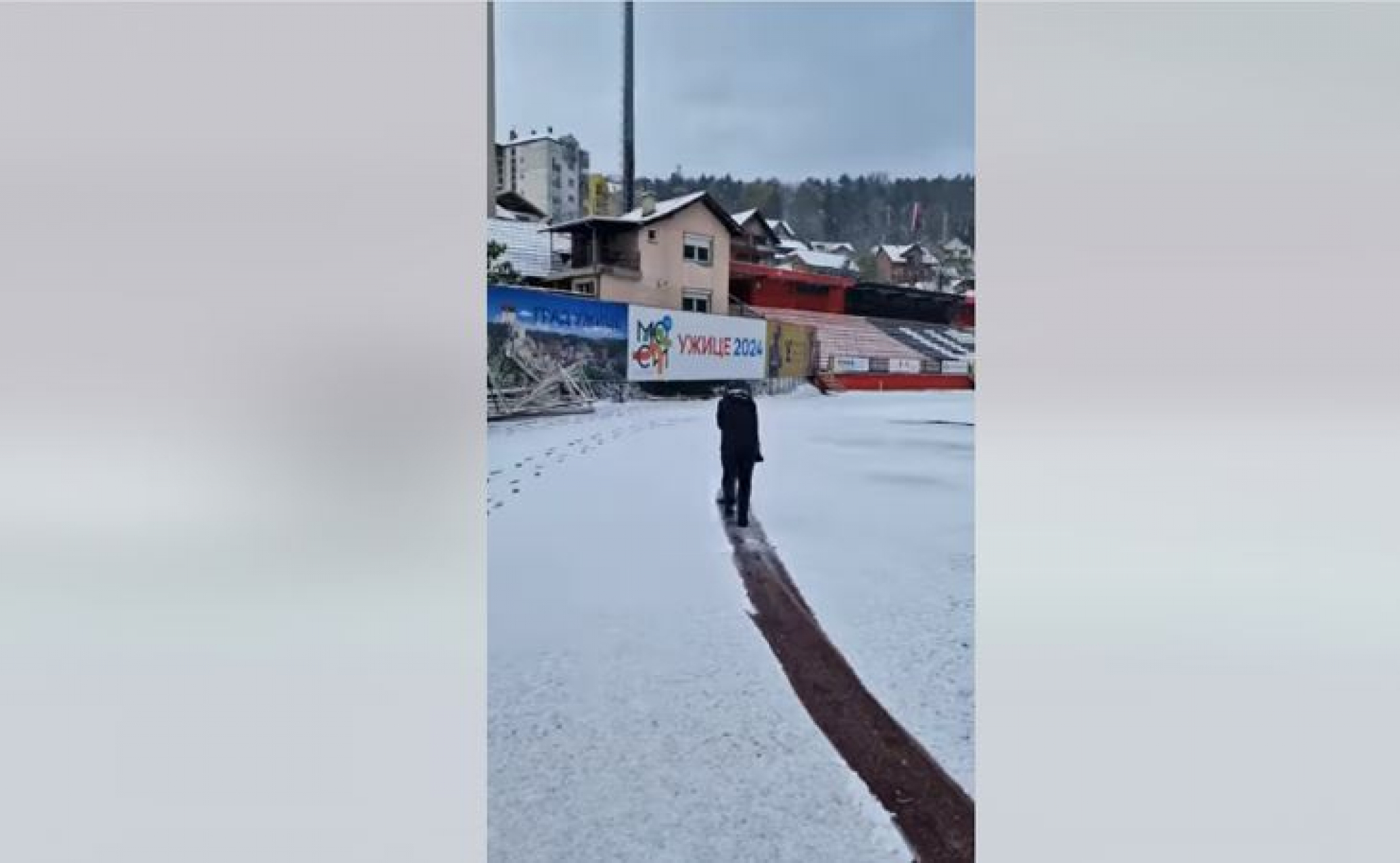Trener čisti sneg