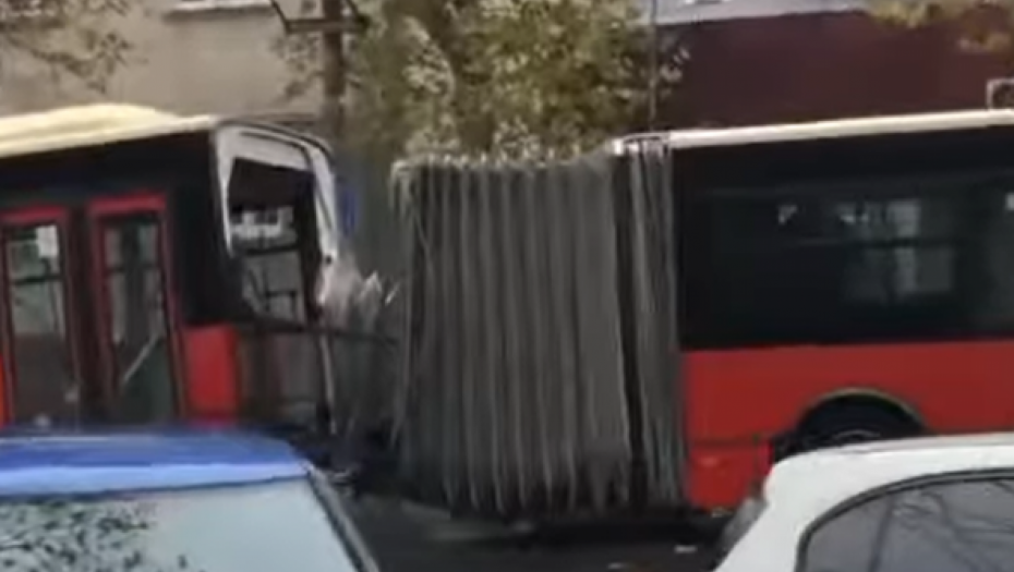 Prepolovio se autobus