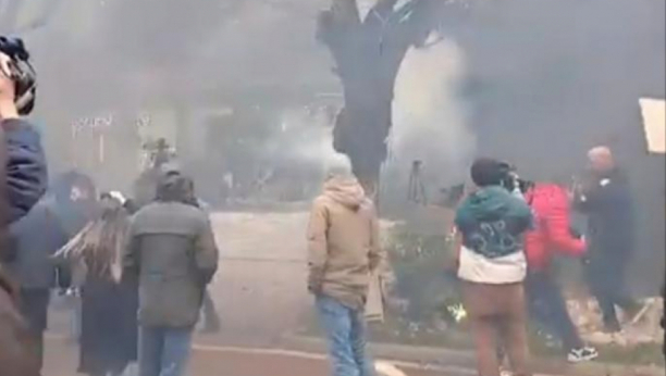 HAOS U PRIŠTINI Veliki sukob policije i veterana OVK, privedeno nekoliko demonstranata (VIDEO)