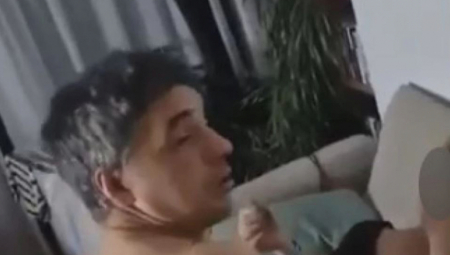 Sećate li se Đorđa Miketića? Naravno da ga se svi sećamo. Teško je zaboraviti čoveka koji je postao poznat tako što se skinuo pred kamerama, ne da bi govorio istinu, nego da bi igrao glavnu ulogu u amaterskom porno filmu koji je valjano uzdrmao internet, bar na našim prostorima.