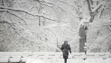 Izuzetno niske temperature, koje su u najhladnijim delovima Rusije pale ispod minus 50 stepeni Celzijusa, pogodile su Jakutiju ranije nego što su stručnjaci očekivali