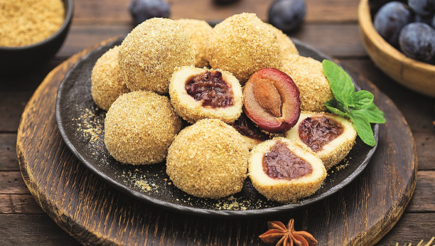 knedle sa šljivama i braon šećerom