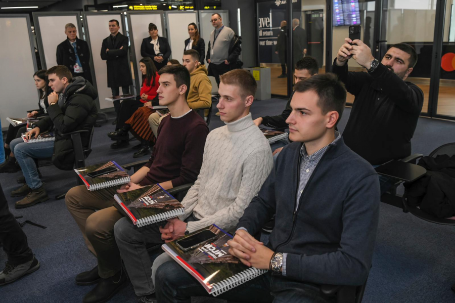 Vesić ispratio studente u Kinu