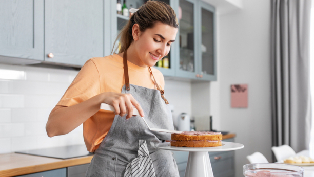 žena pravi tortu