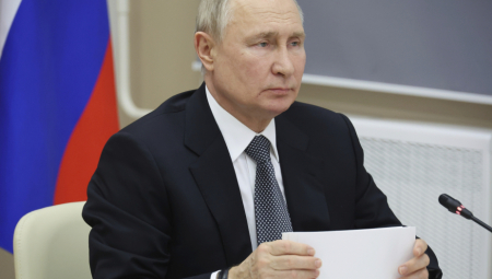 Nakon sastanka u Kremlju o situaciji u zoni specijalnih vojnih operacija, ruski predsednik Vladimir Putin telefonom je razgovarao sa dvojicom komandanta na frontu.