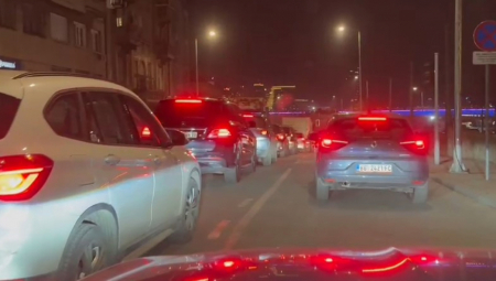 Teretna vozila čekaju na Batrovcima na izlazu iz zemlje, osam sati, a na graničnom prelazu Šid šest sati, saopštio je danas Auto-moto savez Srbije (AMSS).