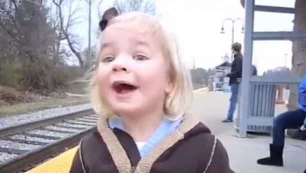 Devojčica prvi put vidi voz