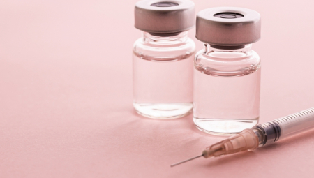 Ministarka zdravstva Zeničko-dobojskog kantona Aida Salčinović optužena je zbog nepropisnog ubrizgavanja filera pacijentkinji u junu 2021. godine, što je dovelo do teških i trajnih posledica. Suđenje će biti održano pred Opštinskim sudom u Visokom.