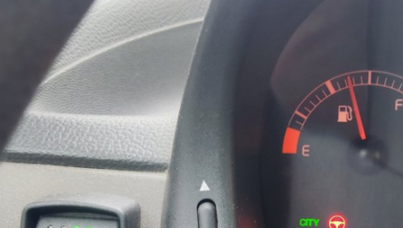 UPALILA SE LAMPICA NA KONTROLNOJ TABLI, I ŠTA SAD? Vozač se požalio da mu kola troše kao tenk zbog ovoga, a evo šta kaže automehaničar