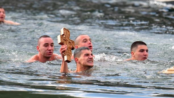 časni krst, plivanje