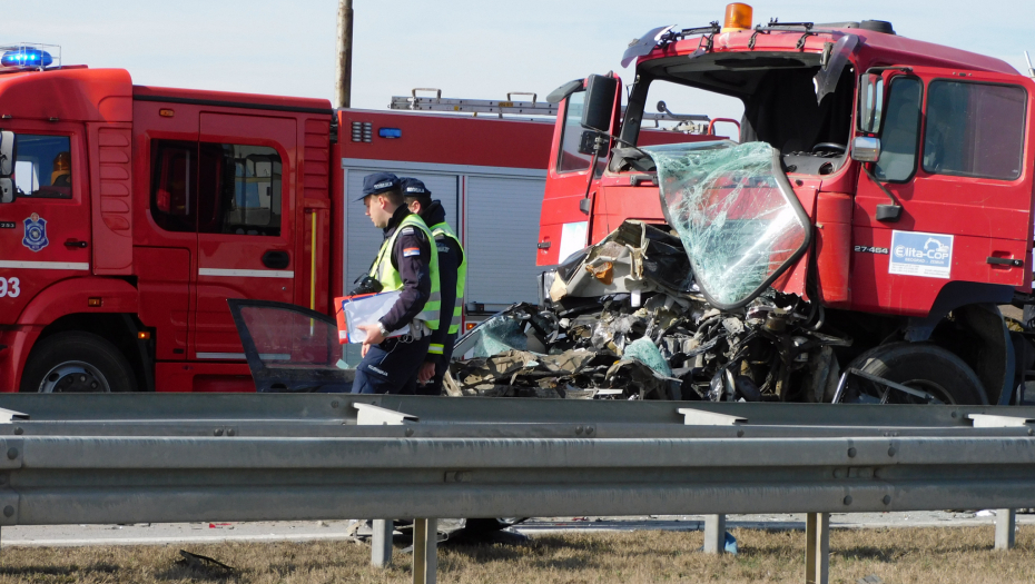Saobraćajna nesreća saobraćajka kola smrskana kola