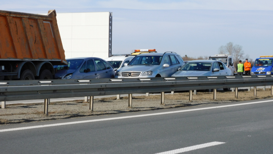 Saobraćajna nesreća saobraćajka kola smrskana kola