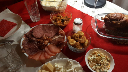 U Srbiji, izgovaranje reči „prijatno“ pre početka obroka nije samo izraz učtivosti – to je deo kulturnog identiteta i simbol poštovanja prema domaćinu i prisutnima za stolom.