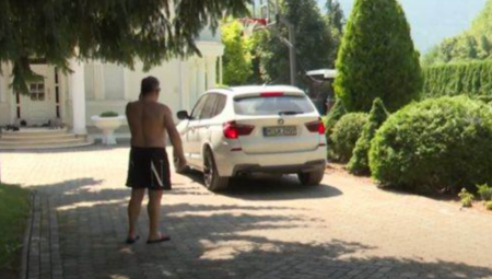 Jednom prilikom je otkrio da sve što ima pripada njoj