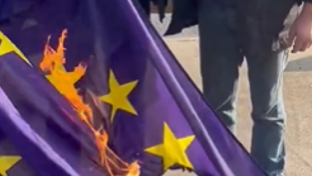 Gori zastava EU u Parizu