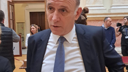 Lider stranke Srbija Centar Zdravko Ponoš priznao je da je SNS isuviše jaka da bi bila pobeđena na izborima