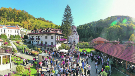 Manastir Tumane 26. oktobra obeležava veliki praznik uz pronalazak moštiju Svete Petke, koje su otkrivene u mantiji blaženopočivše igumanije Serafime. Iguman Dimitrije poziva vernike na molitveno sabranje i blagoslov u ovoj svetinji.